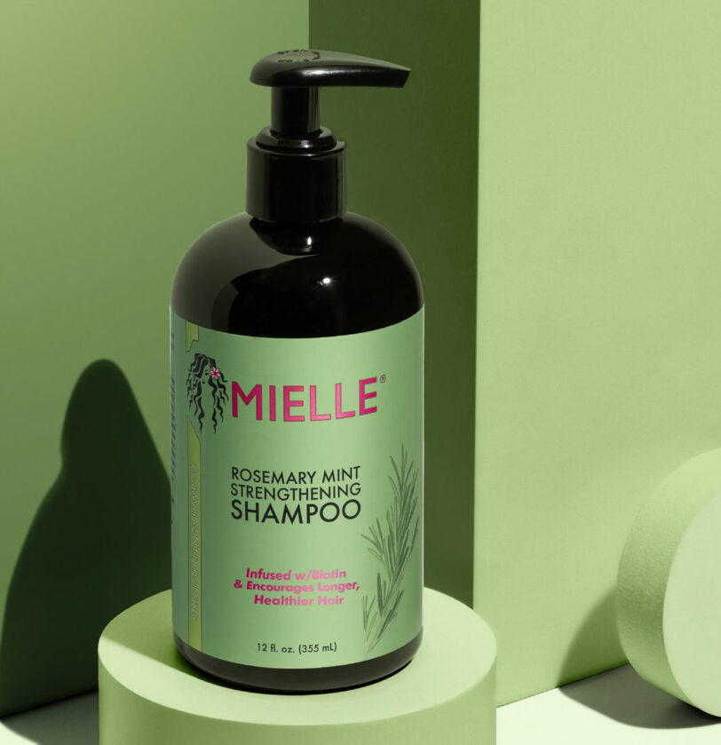 Champú de romero fortalecedor y crecimiento Rosemary Mint Strengthening Shampoo de Mielle 300ml BETH'S HAIR