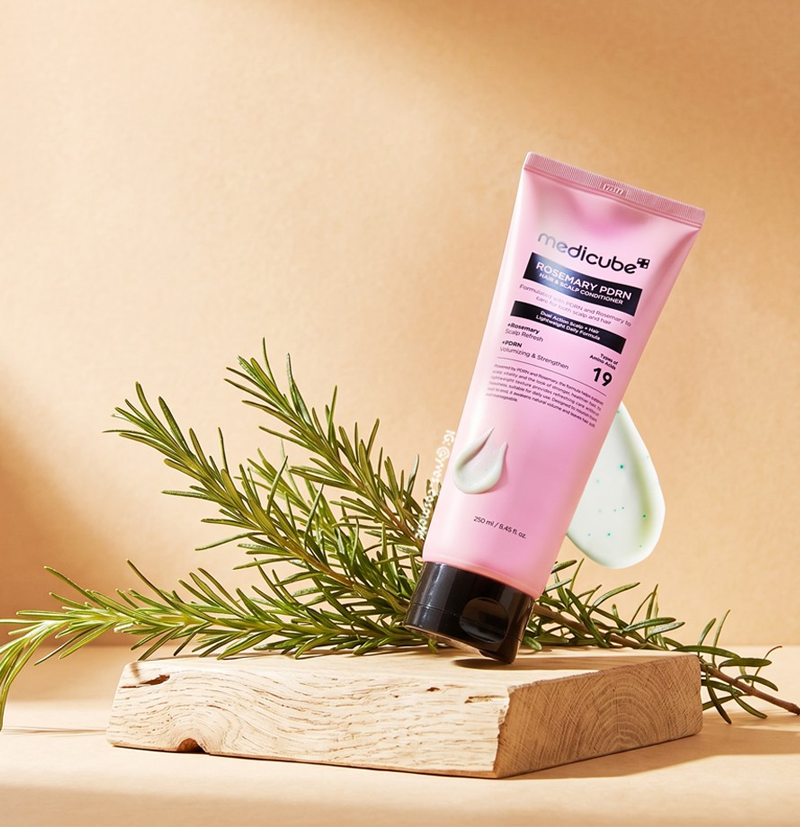 Acondicionador fortalecedor y densificador con Romero y PDRN Rosemary Hair & Scalp Conditioner de MEDICUBE BETH'S HAIR Acondicionador fortalecedor y densificador con Romero y PDRN Rosemary Hair & Scalp Conditioner de MEDICUBE BETH'S HAIR