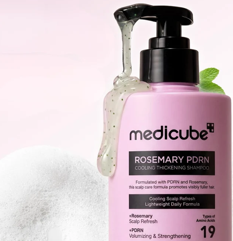 Champú fortalecedor y densificador con Romero y PDRN Rosemary Cooling Thickening Shampoo de MEDICUBE BETH'S HAIR Champú fortalecedor y densificador con Romero y PDRN Rosemary Cooling Thickening Shampoo de MEDICUBE BETH'S HAIR